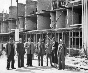 406680 Afbeelding van een bezoek van een aantal bouwkundigen aan een in aanbouw zijnd flatgebouw te Zuilen (omgeving ...